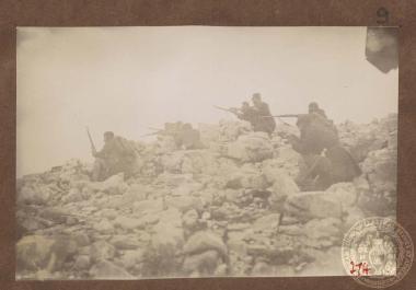 Εύζωνες με τα όπλα προτεταμένα και προφυλαγμένοι από τα βράχια, έτοιμοι για μάχη.