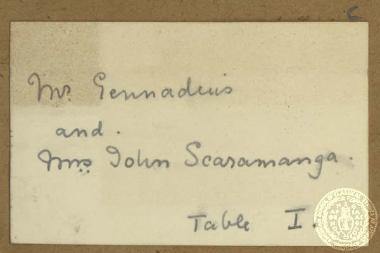 Κάρτα εστιατορίου, στην οποία είναι σημειωμένο ότι ο Ιωάννης Γεννάδιος και ο Ιωάννης Σκαραμαγκάς θα κάθονταν στο πρώτο τραπέζι.