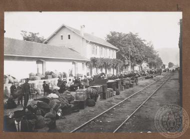 Πρόσφυγες από την Ξάνθη στο σιδηροδρομικό σταθμό εγκατελείπουν την πόλη.