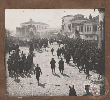 Είσοδος του νικηφόρου ελληνικού στρατού στην κεντρική πλατεία της πόλης των Ιωαννίνων.