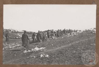 Έλληνες στρατιώτες ρυμουλκούν ορεινό πυροβόλο στην Κανέτα της Ηπείρου προελαύνοντας προς τα Ιωάννινα.