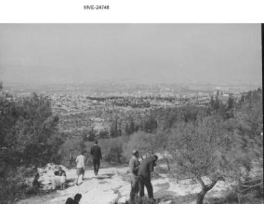 Η Αθήνα του '65 - 70' - Πιθανον ο Υμηττός.