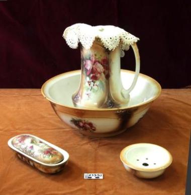 Λαβομάνο (κανάτα με λεκάνη,δοχείο κτένας,σαπουνοθήκη,πετσετάκι)