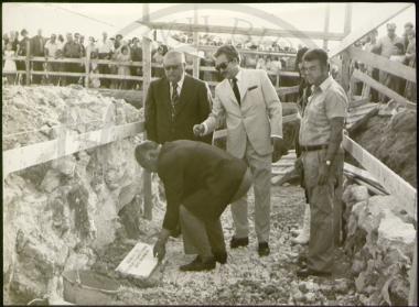 Κατάθεσις του θεμελίου λίθου νέας πτέρυγος του Δημοτικού Γηροκομείου δια του Δημάρχου και προέδρου του αδελφάτου Αντωνίου Μαρή