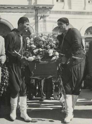 Κρητικοί βρακοφόροι μεταφέρουν το φέρετρο του Νίκου Καζαντζάκη