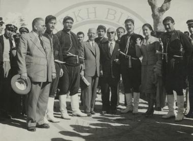 Βρακοφόροι, φίλοι και πολίτες του Ηρακλείου στην κηδεία του Νίκου Καζαντζάκη