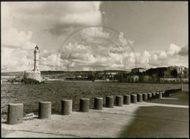 [Η είσοδος του λιμανιού των Χανίων και ο φάρος]