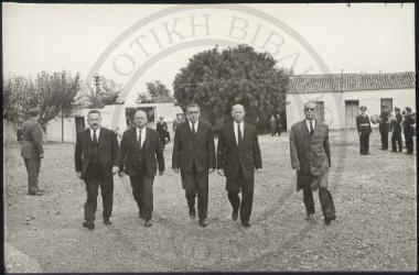 Επίσημοι προσέρχονται στο Στρατόπεδο Ζομπανάκη