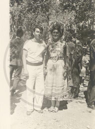 Ναύτης και γυναίκα με παραδοσιακή ενδυμασία