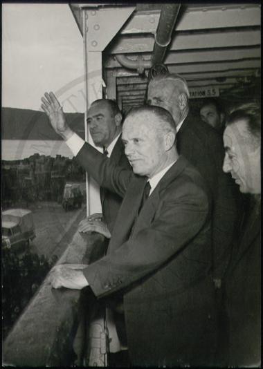 Ο Σοφοκλής Βενιζέλος χαιρετάει τα πλήθη.