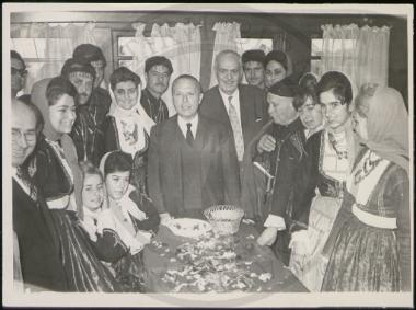 Ο Σοφοκλής Βενιζέλος με τον Βουλευτή Εμμ. Μπακλατζή και τον Ευ. Νικολιουδάκη.