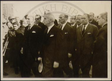 Ο υπηρεσιακός πρωθυπουργός Ιωάννης Παρασκευόπουλος και ο Γεώργιος Παπανδρέου  προσέρχονται στην κηδεία του Σοφοκλή Βενιζέλου