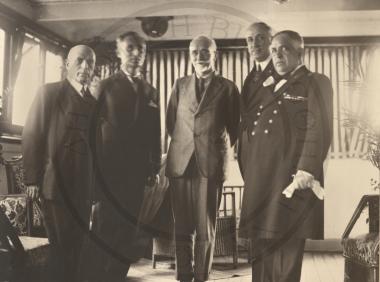 Ο Ελευθέριος Βενιζέλος με τον καπετάνιο του πλοίου και το επιτελείο του