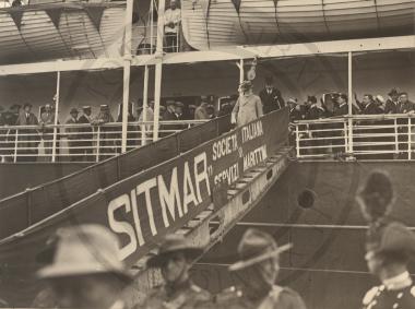 Ο Ελευθέριος Βενιζέλος αποβιβάζεται από το ατμόπλοιο Italia στη Νάπολη