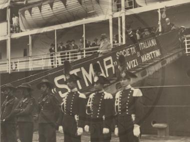 Ο Ελευθέριος Βενιζέλος αποβιβάζεται από το ατμόπλοιο Italia στη Νάπολη