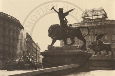 To κτήριο Palazzo dei Telefoni στην Πλατεία Nolana