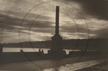 Όψη της παραλίας της Νάπολης με μνημείο το ηλιοβασίλεμα