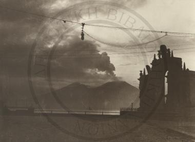 Όψη της παραλίας της Νάπολης με μνημείο και τον Βεζούβιο στο βάθος