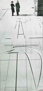 Ο Γ. Μόραλης και η αρχιτέκτων Ρ. Τραυλού κατά τις εργασίες της σύνθεσης της Β.Δ. όψης του ξενοδοχείου Hilton στην Αθήνα