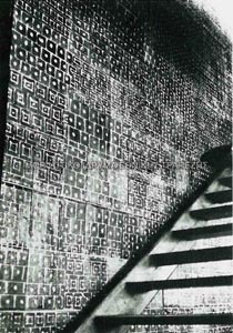 Κεραμική σύνθεση του τοίχου της σκάλας του Κέντρου αναψυχής Διόνυσος