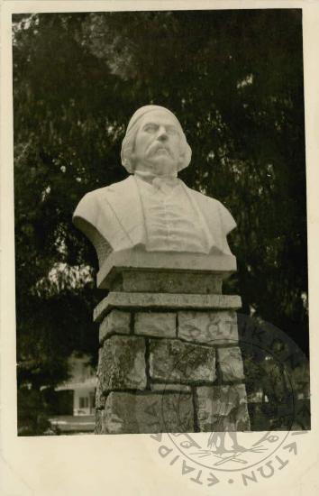 Προτομή του Παναγιώτη Αραβαντινού