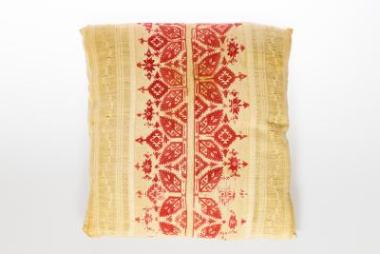 Κοκκινοκέντητο μαξιλάρι