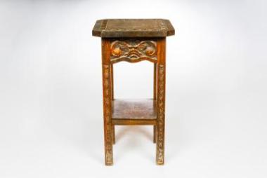 Τραπεζάκι με ραφάκι