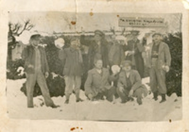 Καλαβρυτινοί με φόντο τα χιονισμένα Καλάβρυτα στην Κατοχή