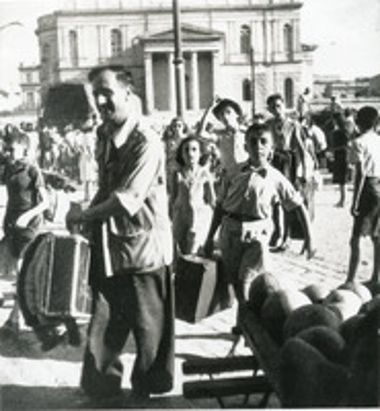 Ορφανά Εβραιόπουλα  αναχωρούν για την Παλαιστίνη
