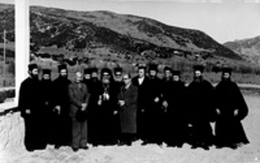 Αναμνηστική φωτογραφία με ιερωμένους