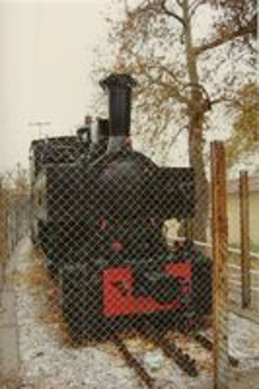 Ατμομηχανή (ΔΚ 8001) τύπου Cail κατασκευάστηκε 1891 διατηρείται στον σταθμό των Καλαβρύτων.