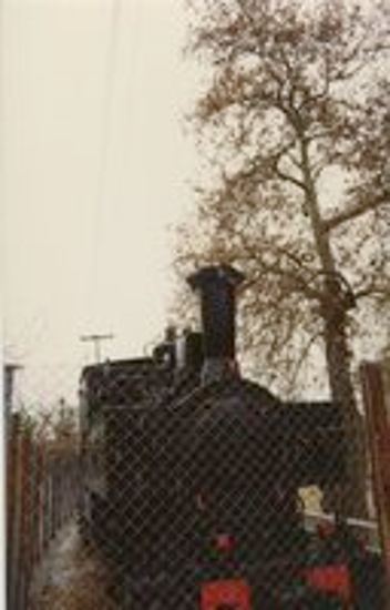 Ατμομηχανή (ΔΚ 8001) τύπου Cail κατασκευάστηκε 1891 διατηρείται στον σταθμό των Καλαβρύτων.