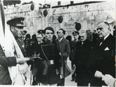 Ο Ιωάννης Ράλλης παραδίδει  την Ελληνική σημαία