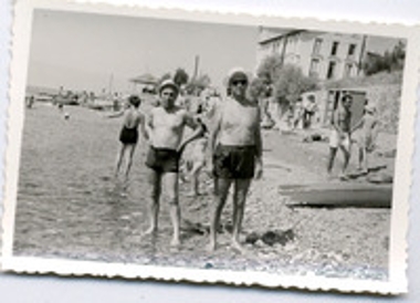 Ο Πάνος Νικολαΐδης στην παραλία μαζί με τον Αντ/ρχη Νικόλαο Ρήγα.