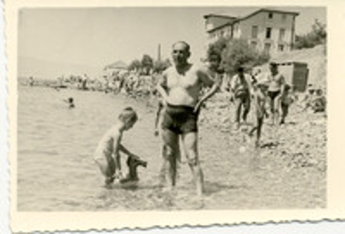 Φωτογραφία στην όποια απεικονίζεται ο Πάνος Νικολαΐδης σε στιγμή χαλάρωσης σε παραλία.
