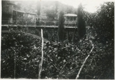 Μεταλλική τοξωτή γέφυρα του Οδοντωτού Σιδηροδρόμου στο ύψος της Ζαχλωρούς