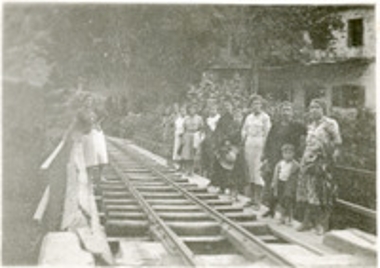 Η μεταλλική τοξωτή γέφυρα του Οδοντωτού Σιδηροδρόμου στο ύψος της Ζαχλωρούς