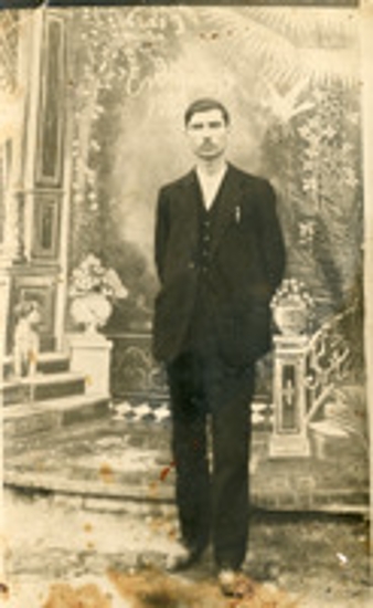 Άντρας φωτογραφίζεται σε εσωτερικό χώρο (φωτογραφείο)