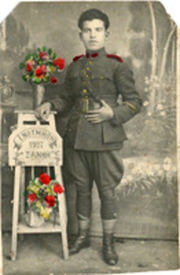 Πρωτότυπη αναμνηστική φωτογραφία άνδρα σε εσωτερικό χώρο (φωτογραφείο)