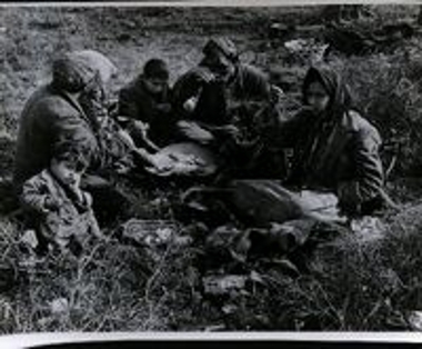 Οικογένεια σε  διάλειμμα αγροτικών εργασιών