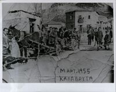 Άτομα  πάνω σε κάρο καθώς και περαστικοί