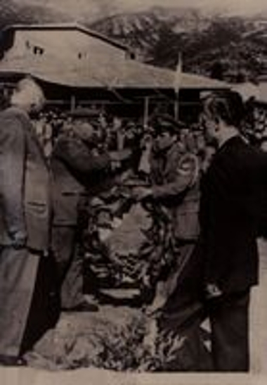 Κατάθεση στεφάνου σε επίσημη εκδήλωση.