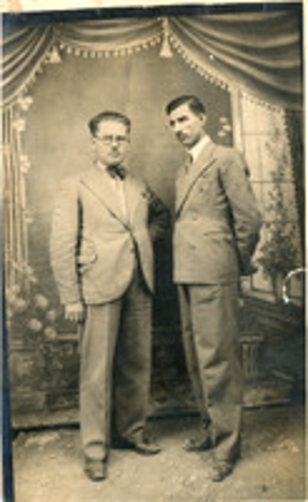 Αναμνηστική φωτογραφία δύο  ανδρών σε εσωτερικό χώρο (φωτογραφείο)