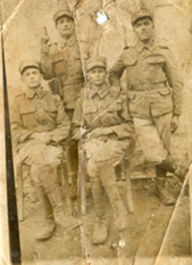 Τέσσερα άτομα που φέρουν στρατιωτική στολή