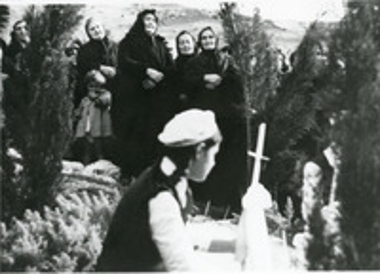 Μαυροφορεμένες γυναίκες και παιδιά σε μνημόσυνο για τους εκτελεσθέντες