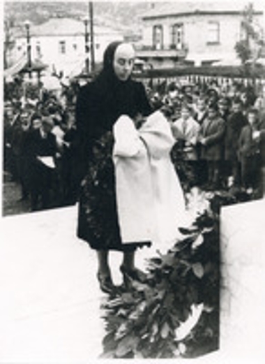 Η Ρουμπίνη Αγιανιτοπούλου καταθέτει στεφάνι