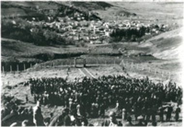 Πλήθος στον Τόπο της Εκτέλεσης κατά την διάρκεια μνημόσυνου.