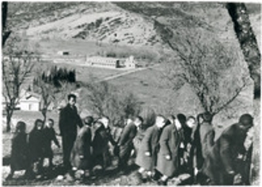 Μαθητές του ορφανοτροφείου Καλαβρύτων ανηφορίζουν προς τον Τόπο της Εκτέλεσης