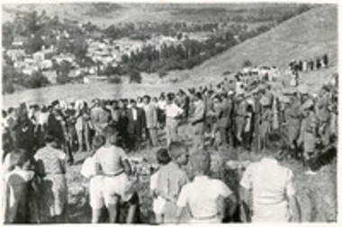 Πλήθος στον Τόπο της Εκτέλεσης σε  μνημόσυνο