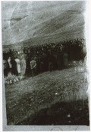 Πλήθος στον Τόπο της Εκτέλεσης κατά την διάρκεια Μνημόσυνου